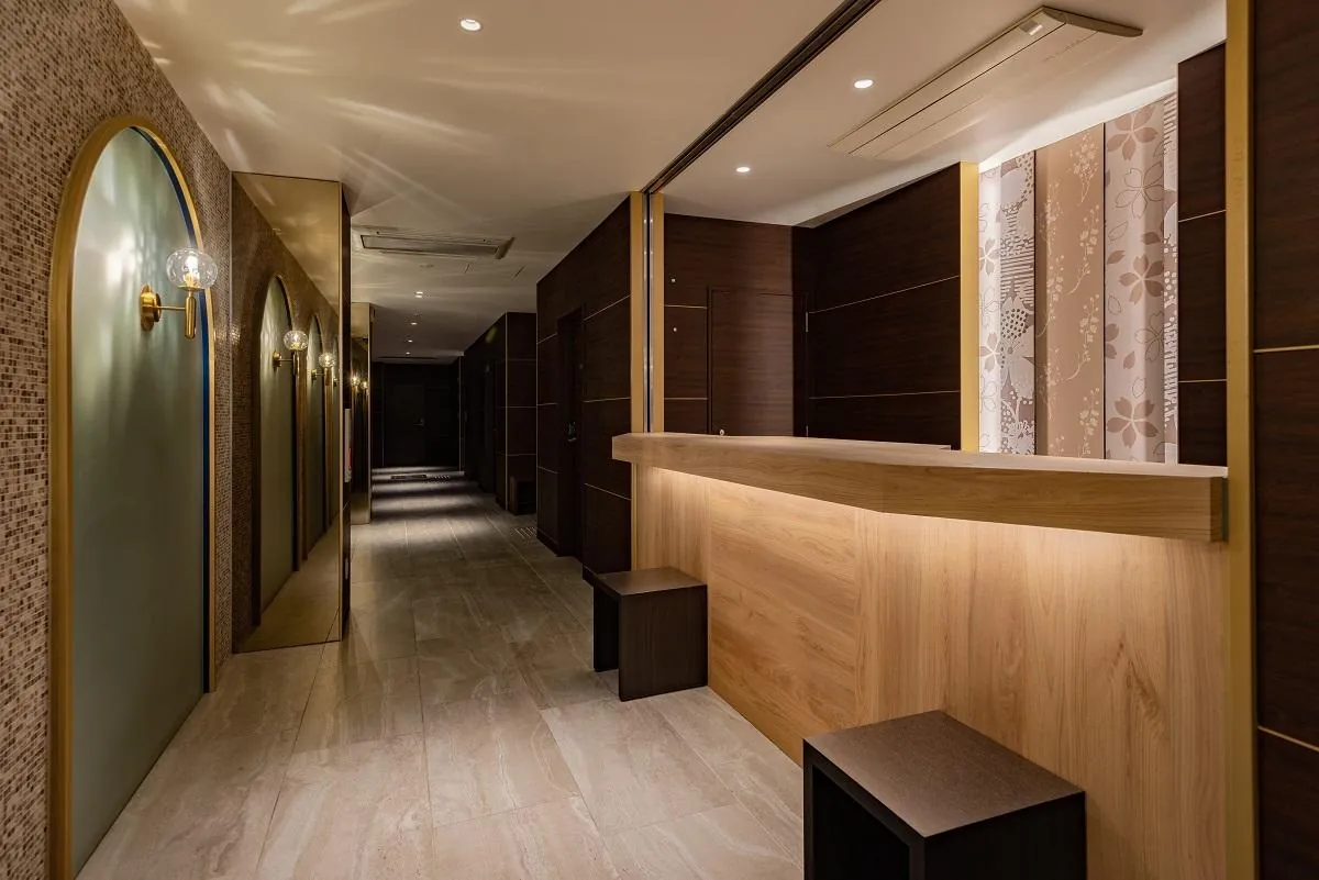 Shinsaibashi Crystal hotel