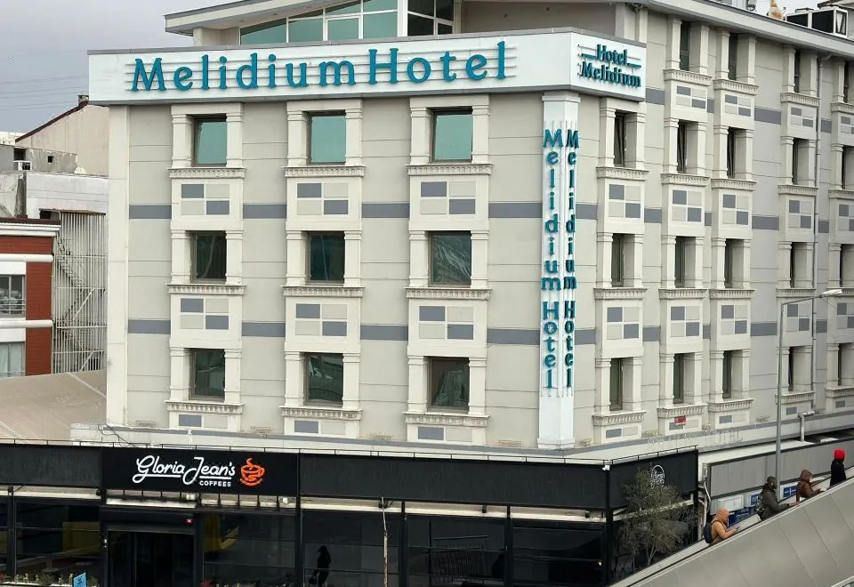 Realist Hotel