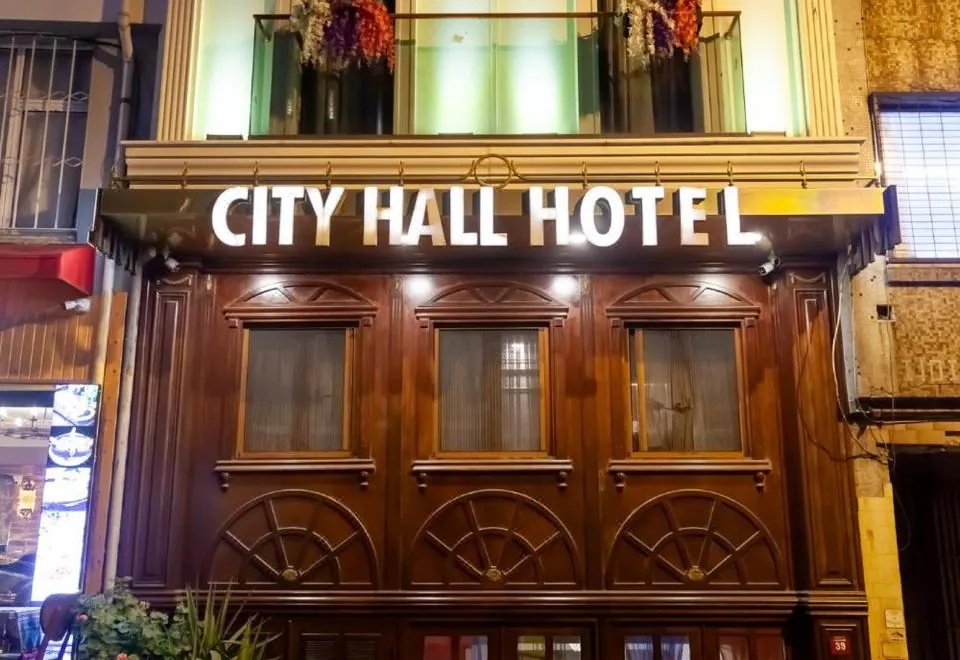 City Hall Hotel