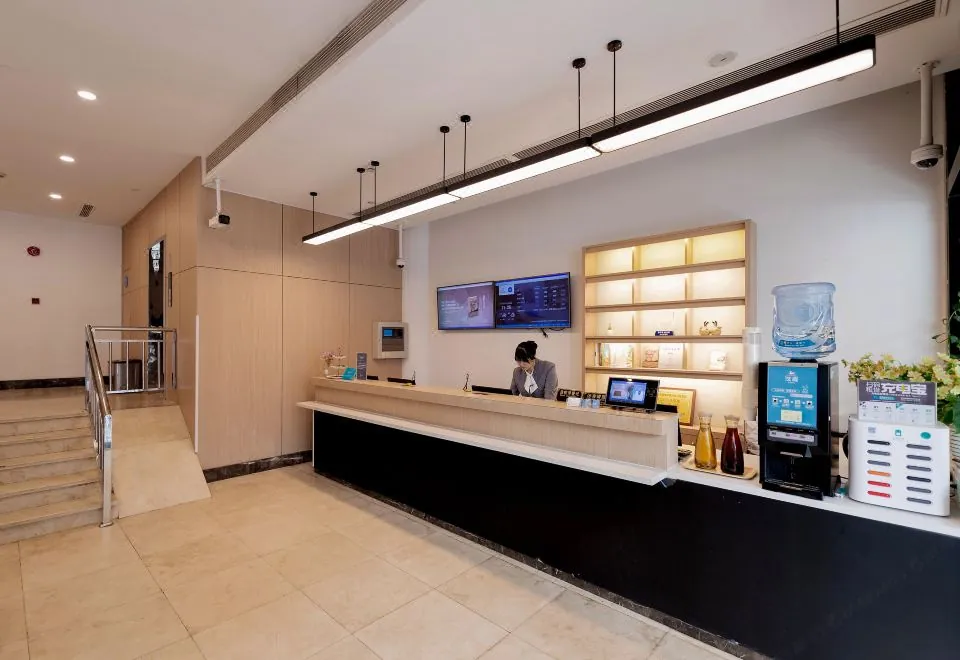 Hanting Hotel (Shanghai Nanjing Road Pedestrian Street Center)