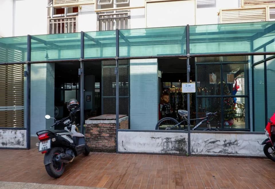 18 Coins Cafe & Hostel