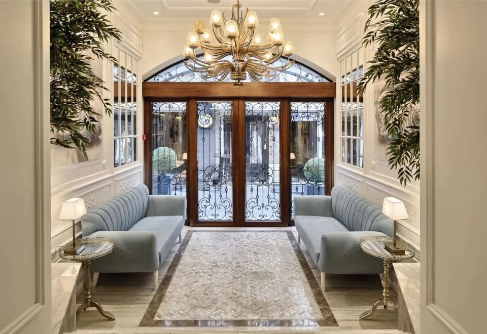 Mirrors Hotel