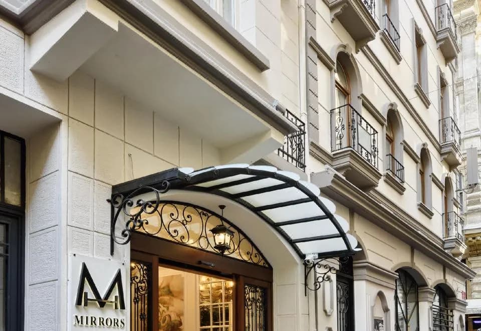 Mirrors Hotel