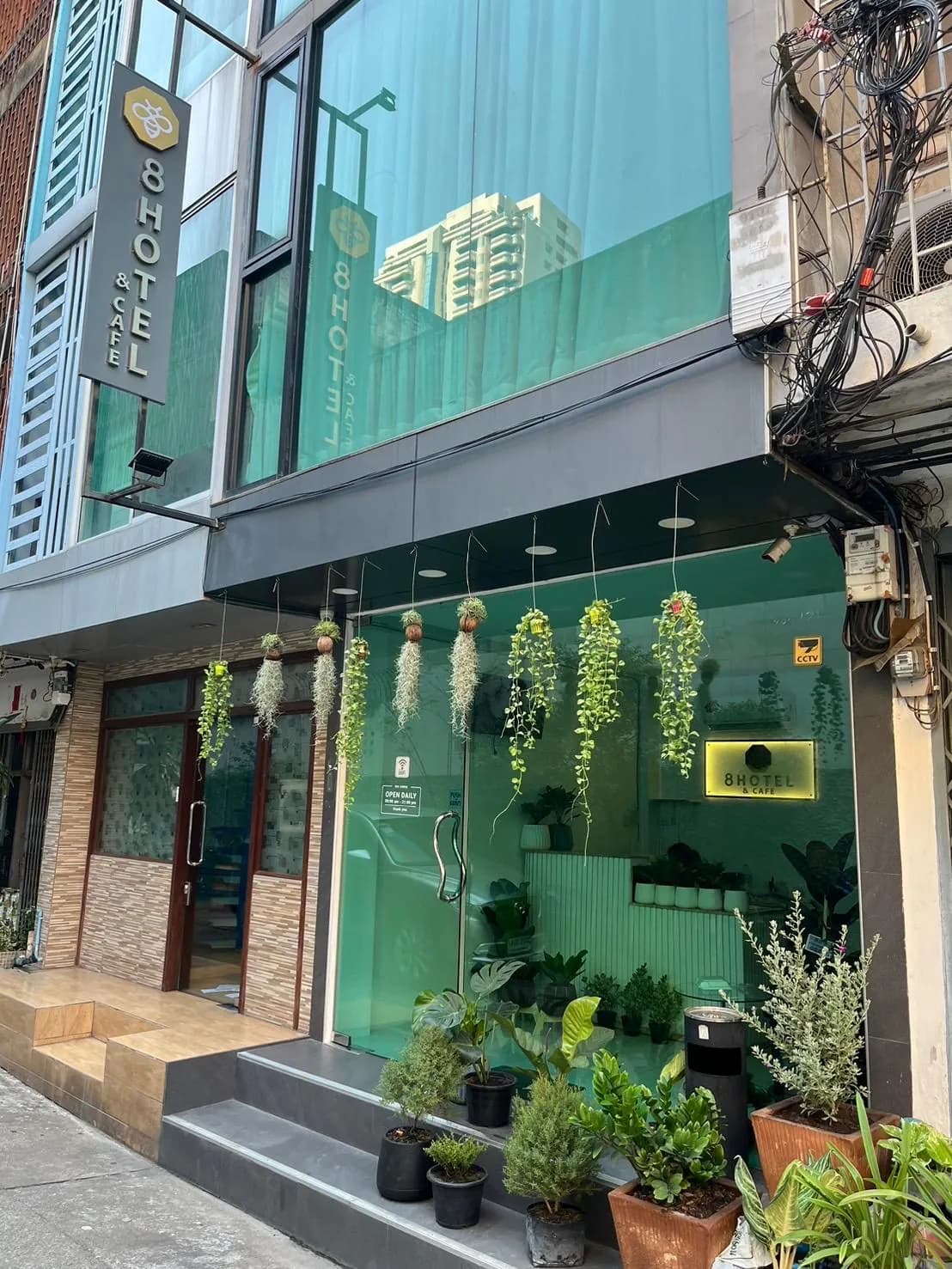 8 Hotel & Cafe