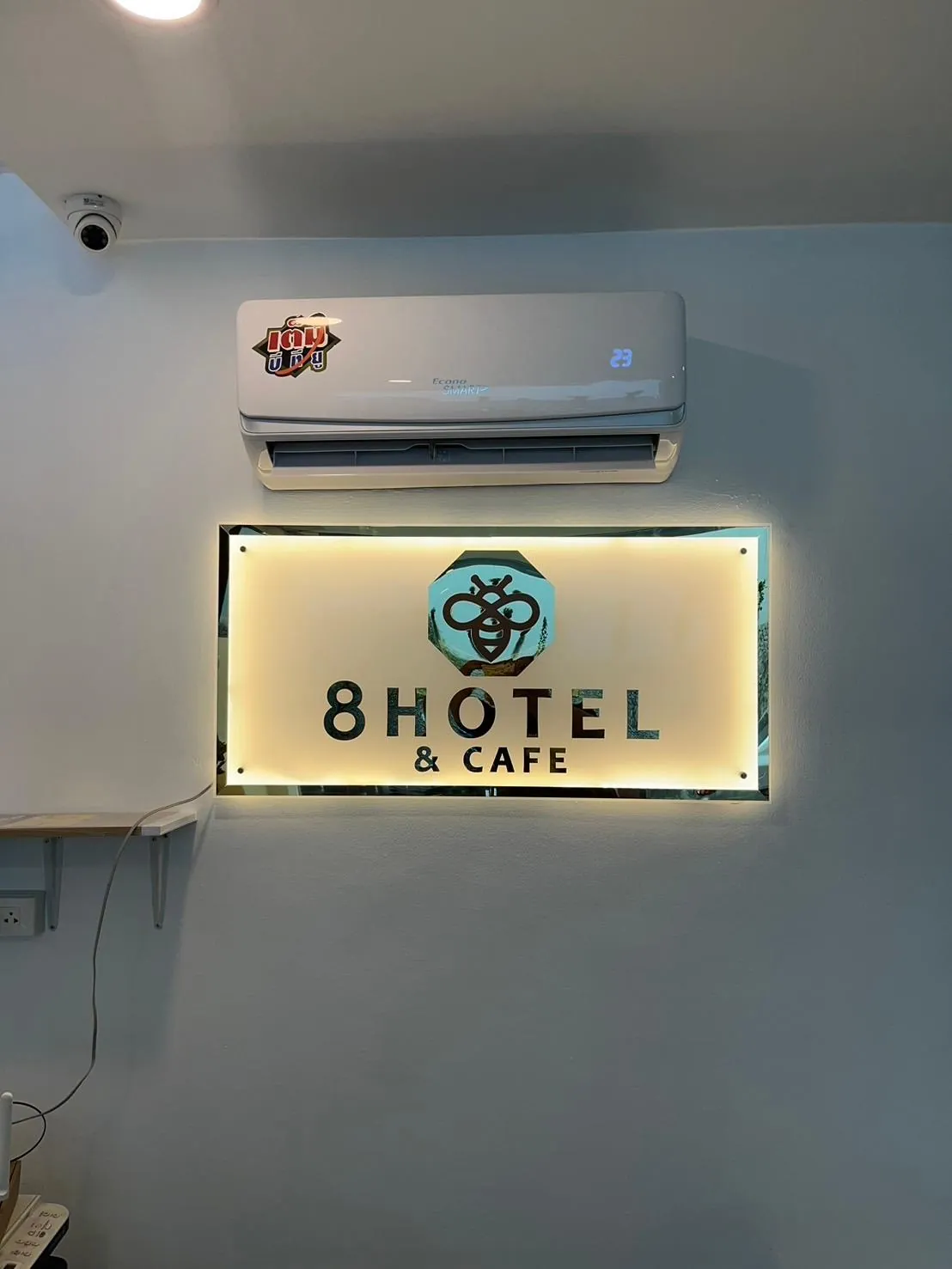 8 Hotel & Cafe