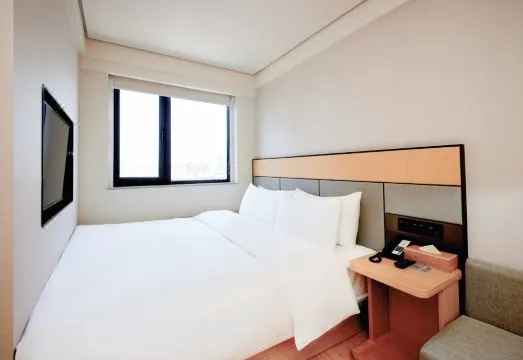 Ji Hotel (Shanghai Ningguo Road Metro Station)