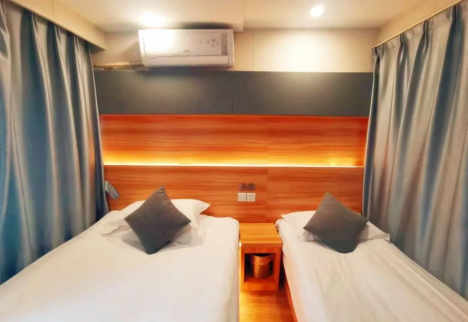 Zsmart Zhishang Hotel (Shanghai Chest Hospital Hongqiao Road Subway Station Branch)