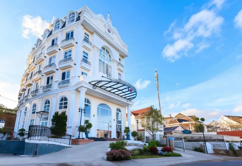 Capital O 585 Saigon Book Da Lat Hotel