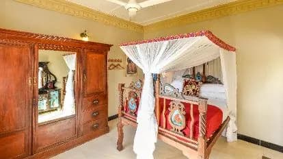 Tembo House Hotel And Apartments