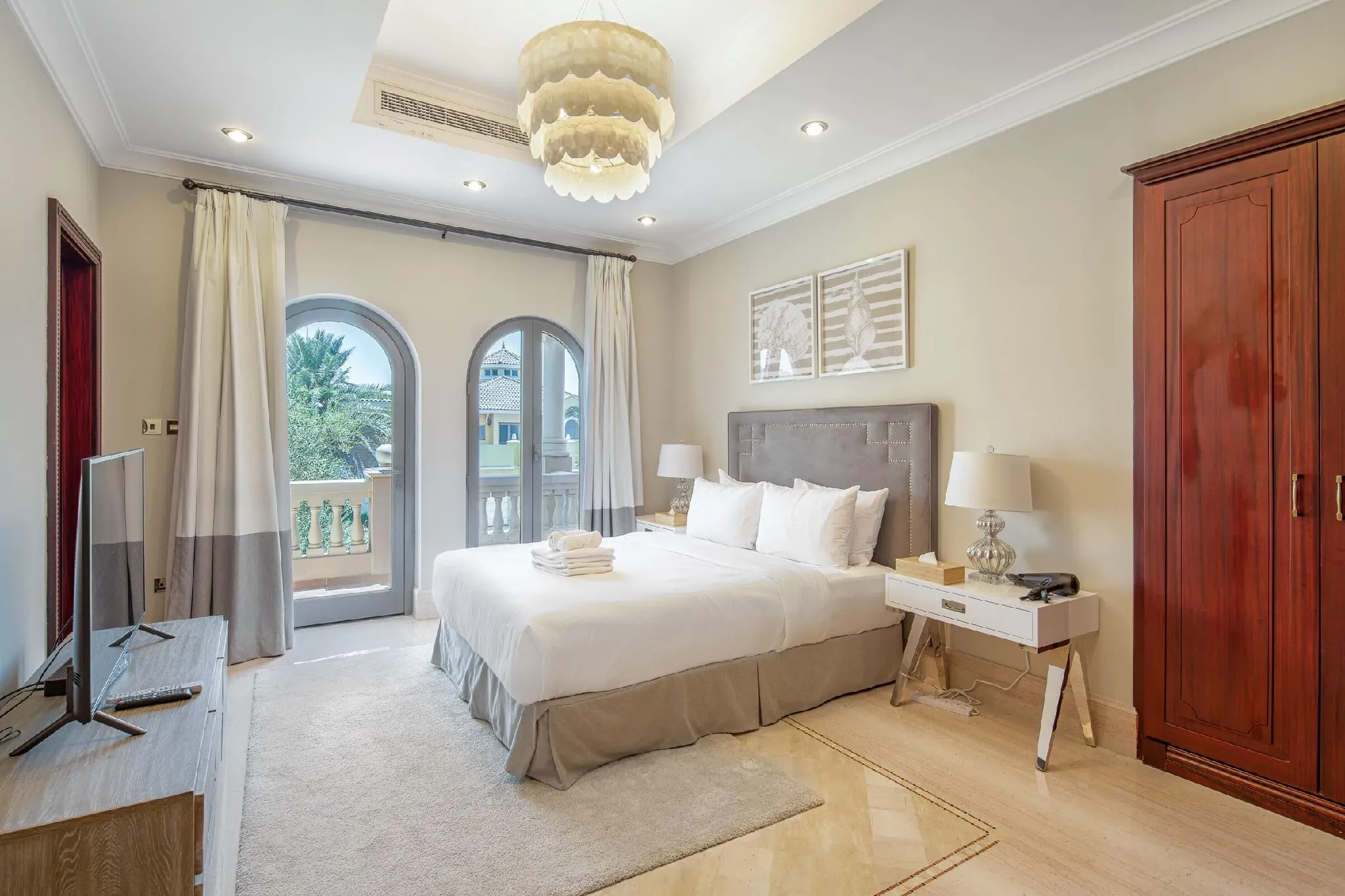 Maison Privee - Palm Jumeirah Beach Front XL Villa w/Prvt Pool