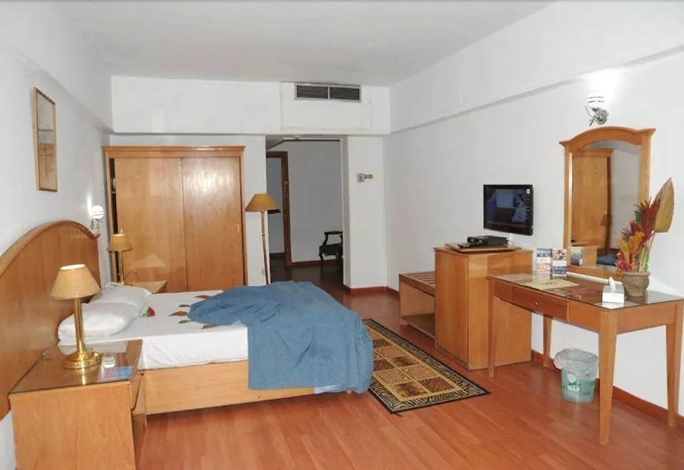 Pyramids Plaza Hotel