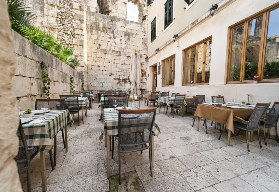 Hotel Peristil