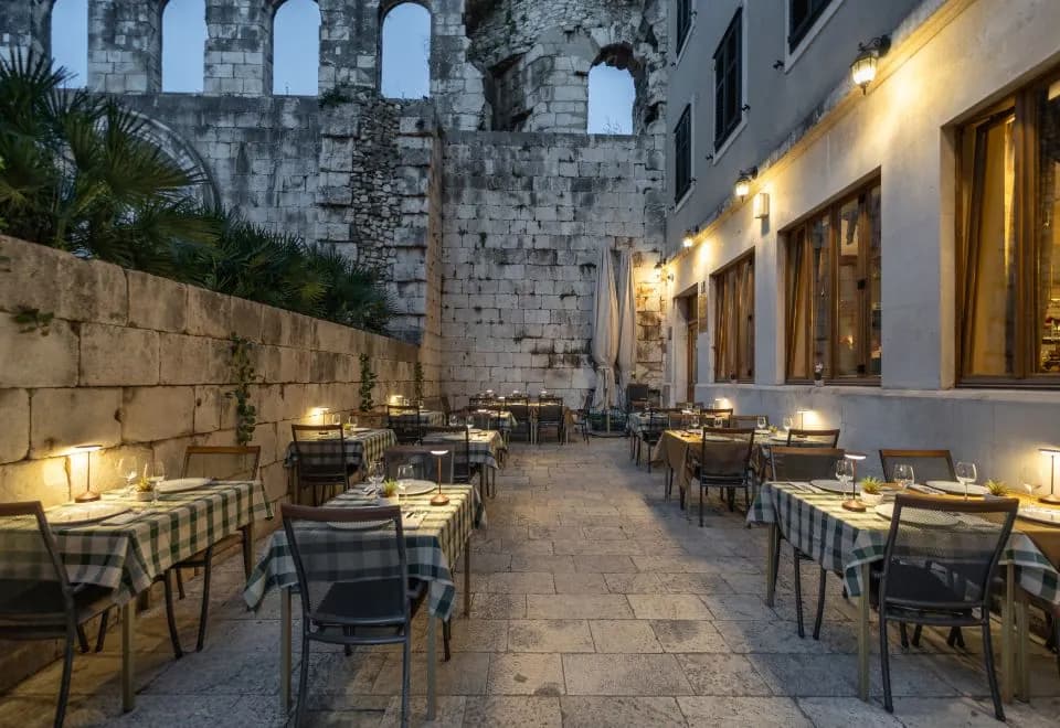 Hotel Peristil
