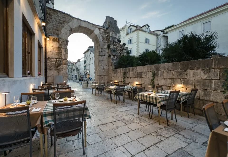 Hotel Peristil