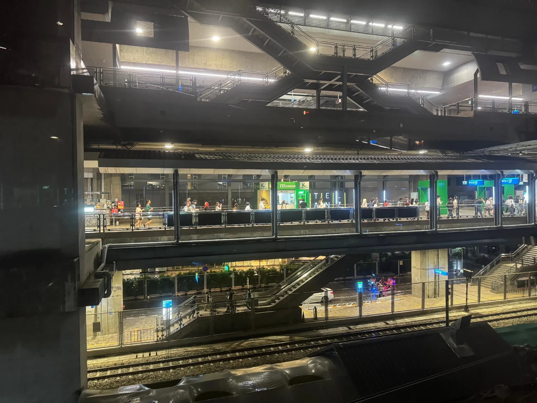 AVALAN PhayaThai airport link/bts