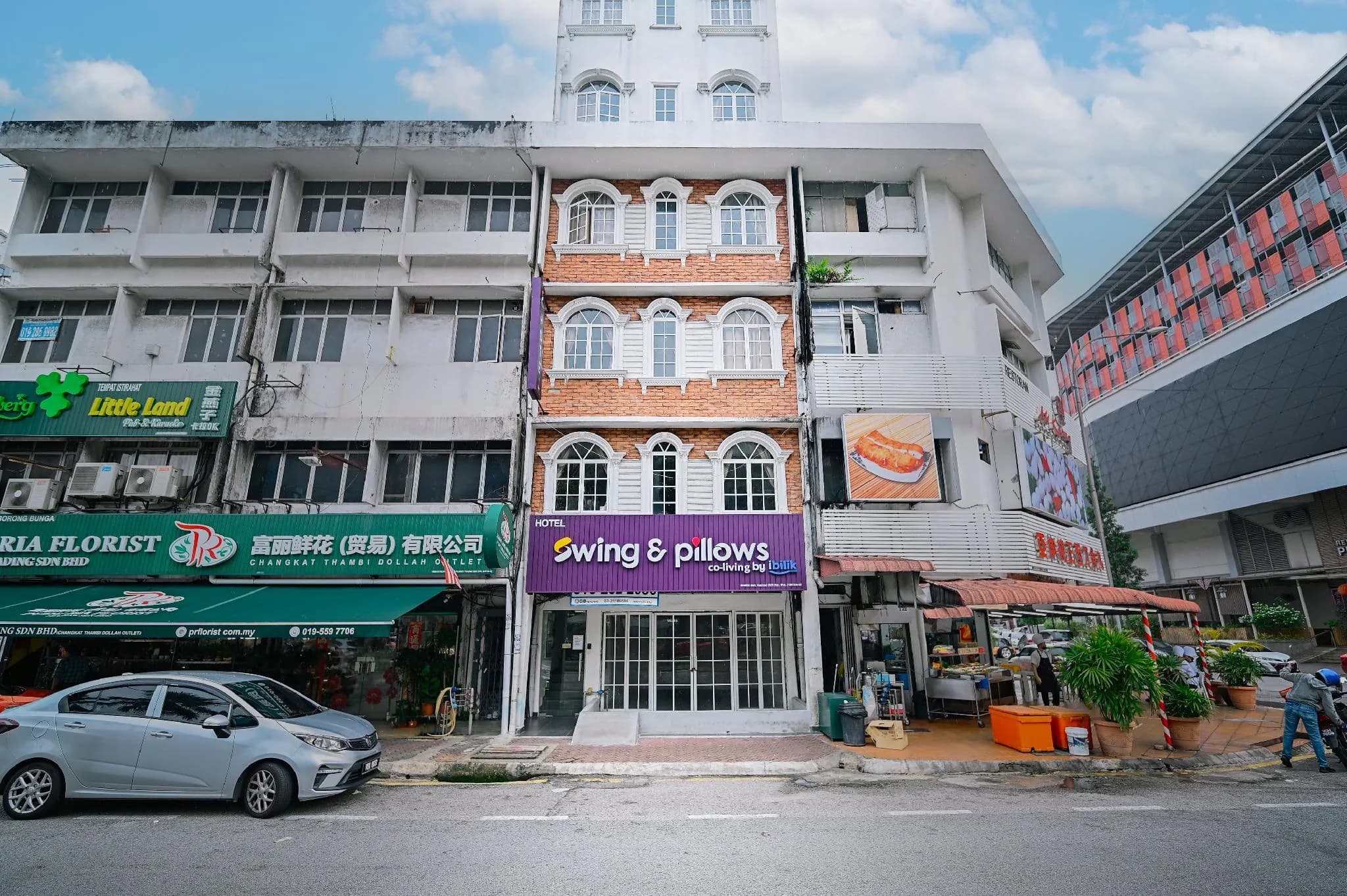 Swing & Pillows - Changkat Thambi Dollah