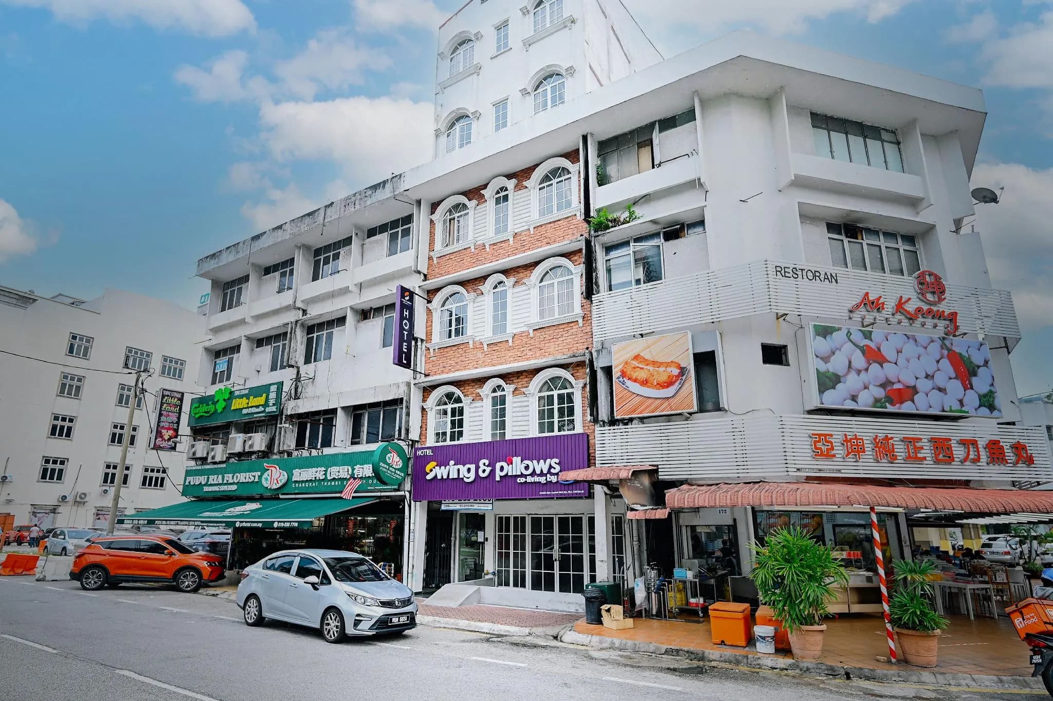Swing & Pillows - Changkat Thambi Dollah