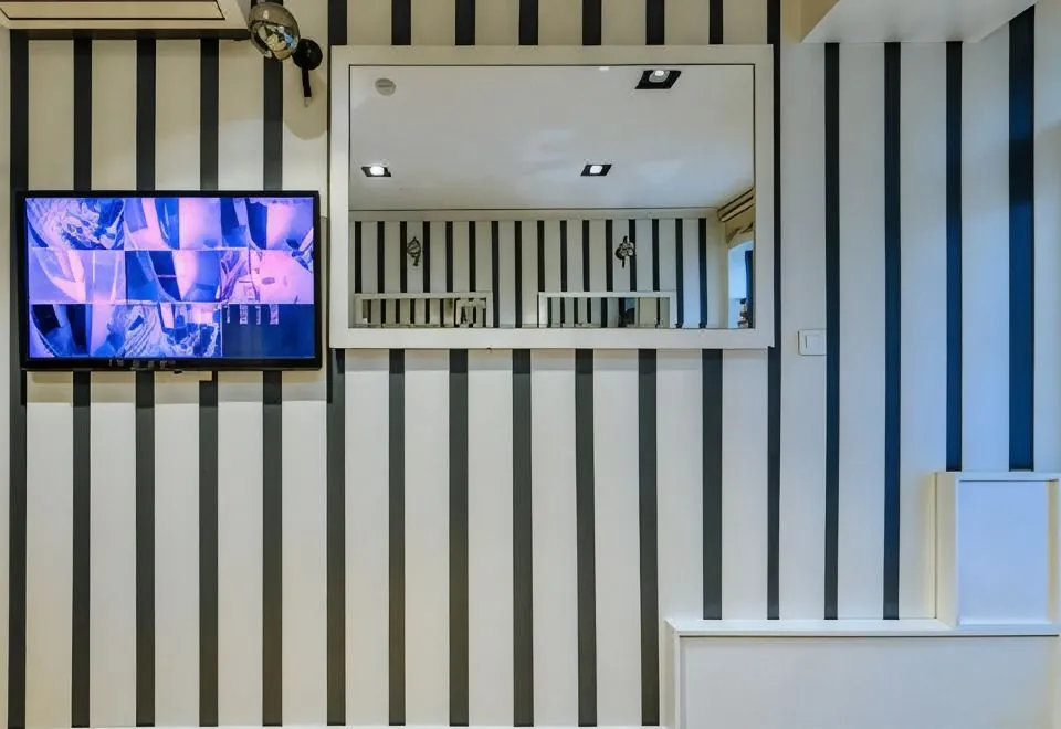 La Pazza Suites