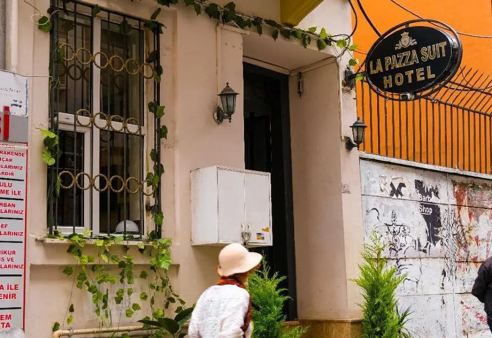 La Pazza Suites