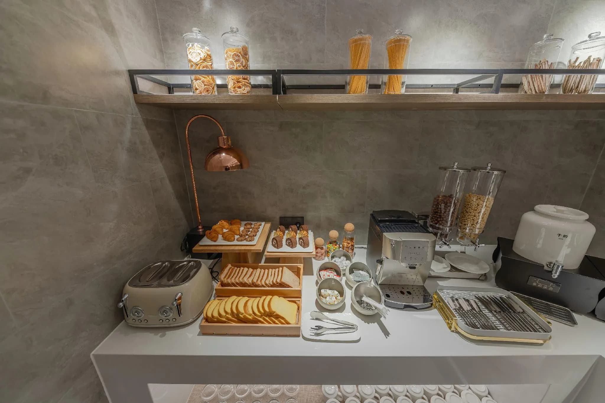 Home Inn Plus (Shanghai World Expo Park Tangqiao Subway Station)