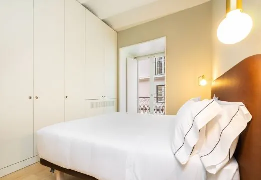 LS48 Prime Location Upscale Apartment
