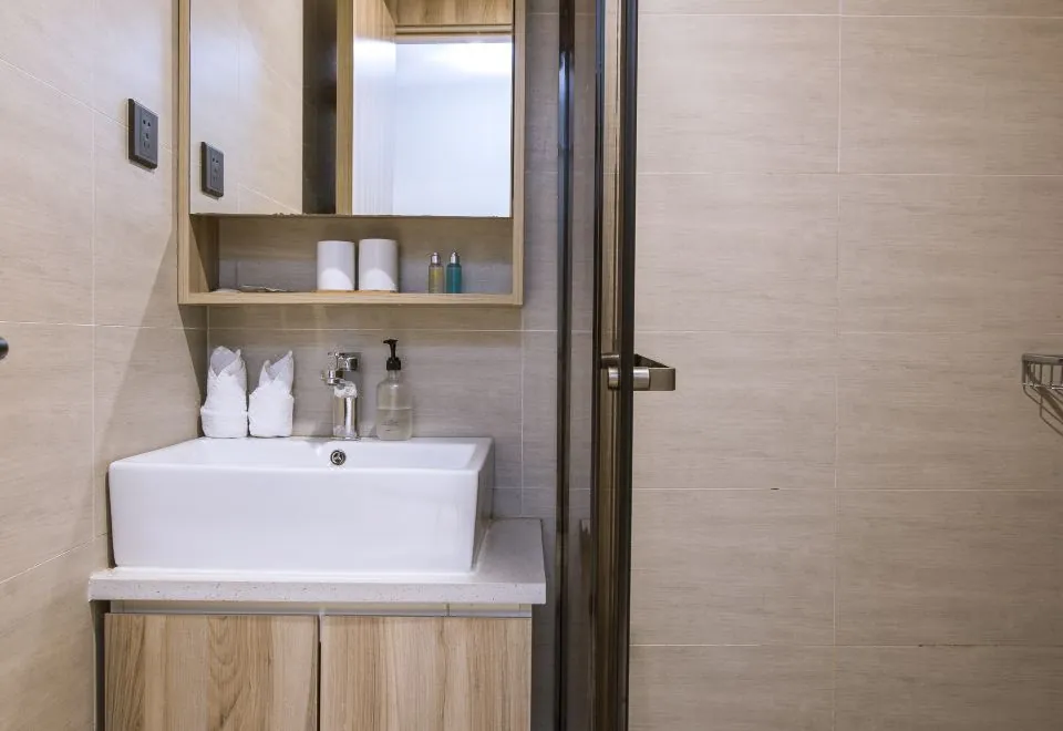 Home Inn Select Hotel (Shanghai Huangpu Binjiang Xizang South Road Subway Station)