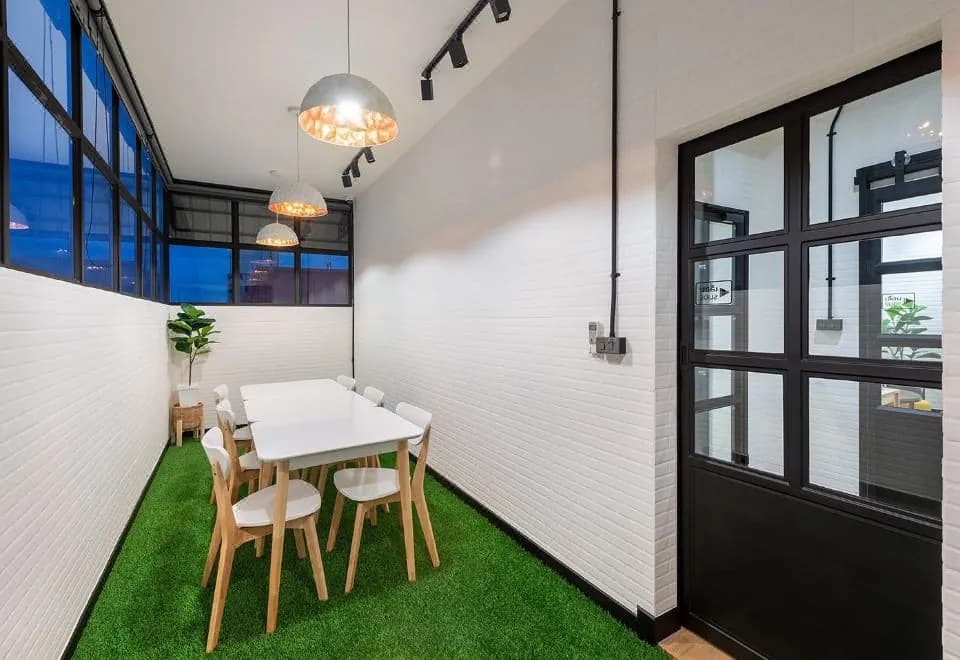 Siam Subway Hostel and Café