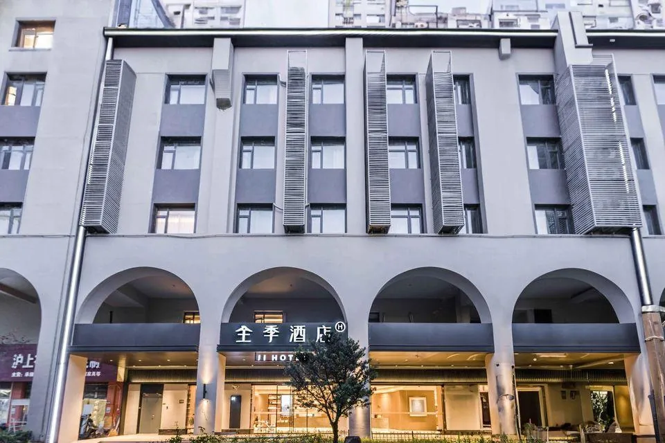 Ji Hotel Shanghai Zhenping Road Metro Station