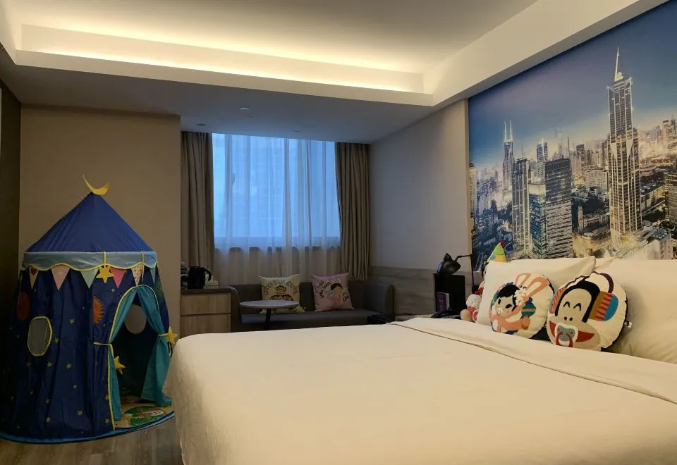 上海陆家嘴八佰伴亚朵酒