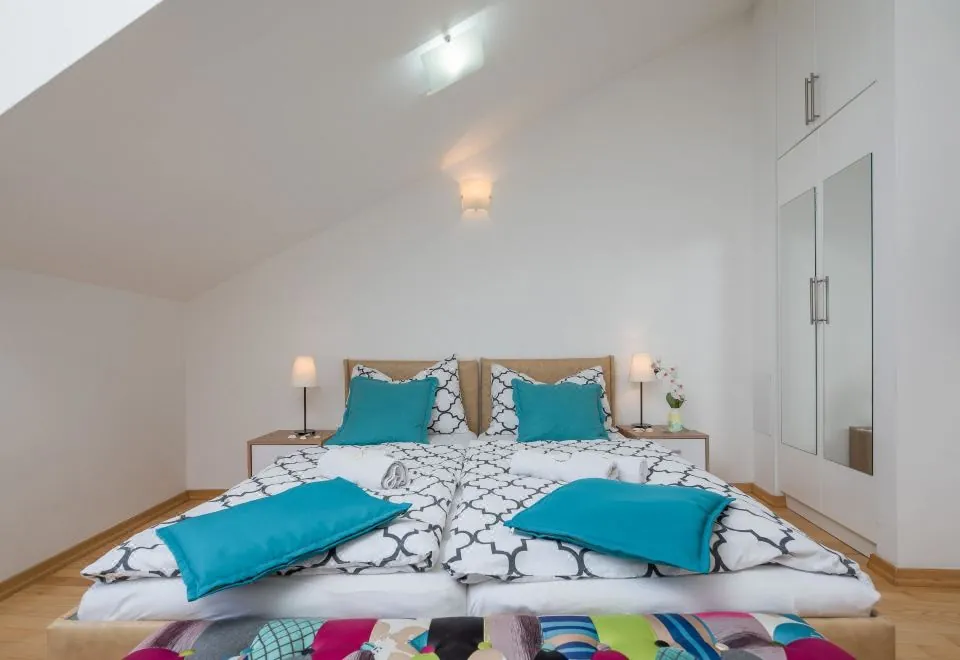 Split Center Suites