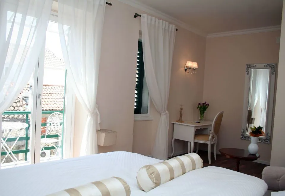Banica Apartments & Rooms