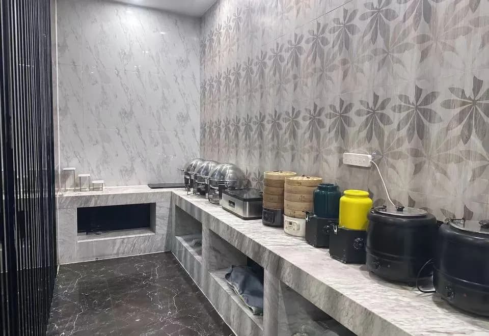 Qingmu Hotel (Shanghai Bund City God Temple Laoximen Metro Station)