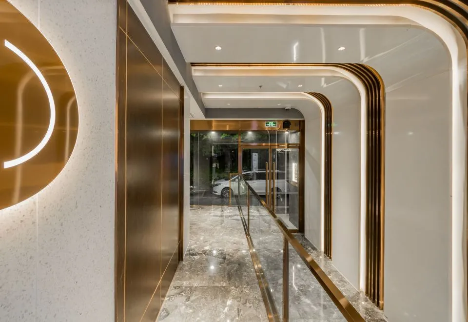 Home Inn Plus (Shanghai Lujiazui New International Expo Center Pudian subway station)