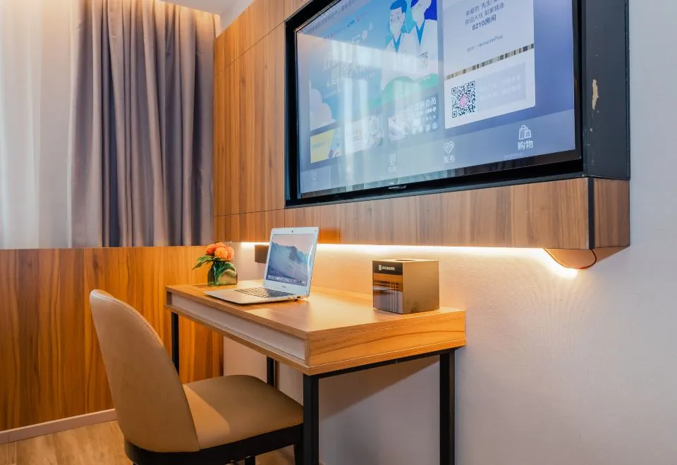 Home Inn Plus (Shanghai Lujiazui New International Expo Center Pudian subway station)