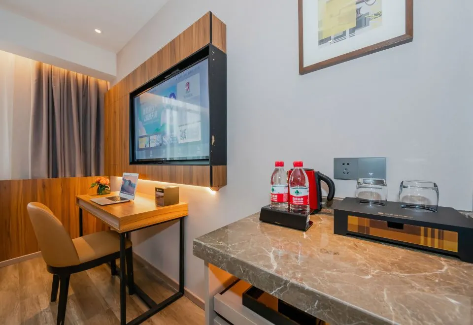 Home Inn Plus (Shanghai Lujiazui New International Expo Center Pudian subway station)