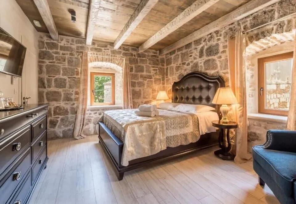 Historic Plaza Varos - Adults Only