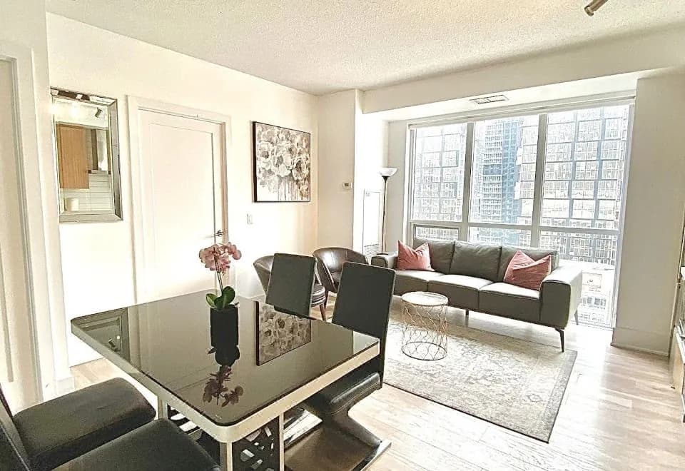 Toronto Rooms and Suites (300 Front St)