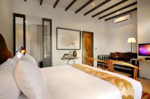 Room & Vespa 1