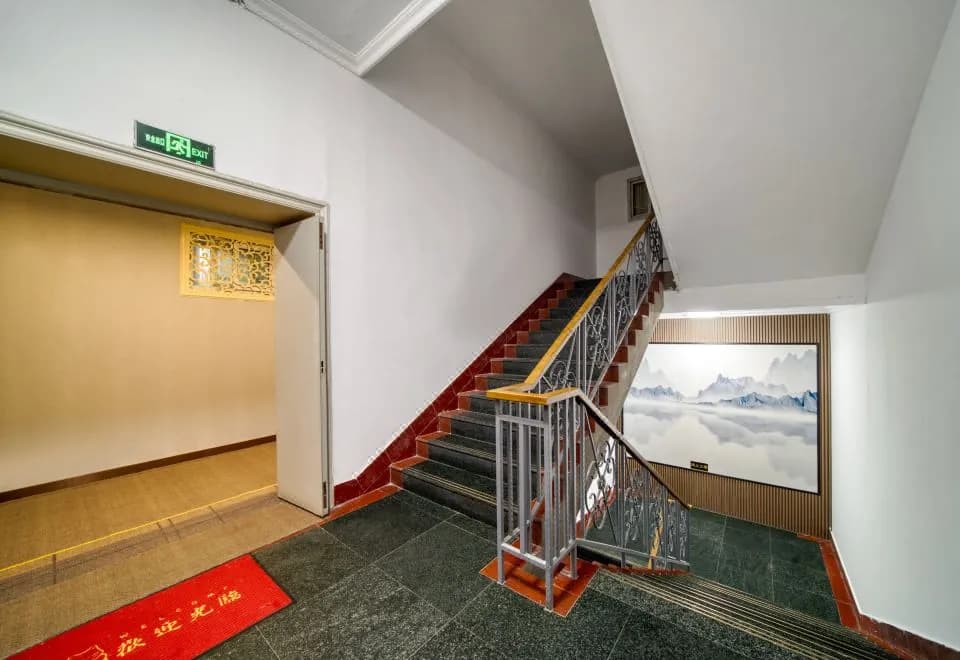 Shanghai Wangyue Hotel (Fangdian Road Subway Station)