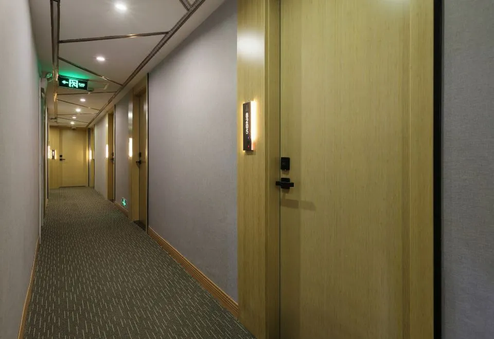 Shanghai Ailongbojiang Business Hotel (Shanghai Natural Museum Subway Station)