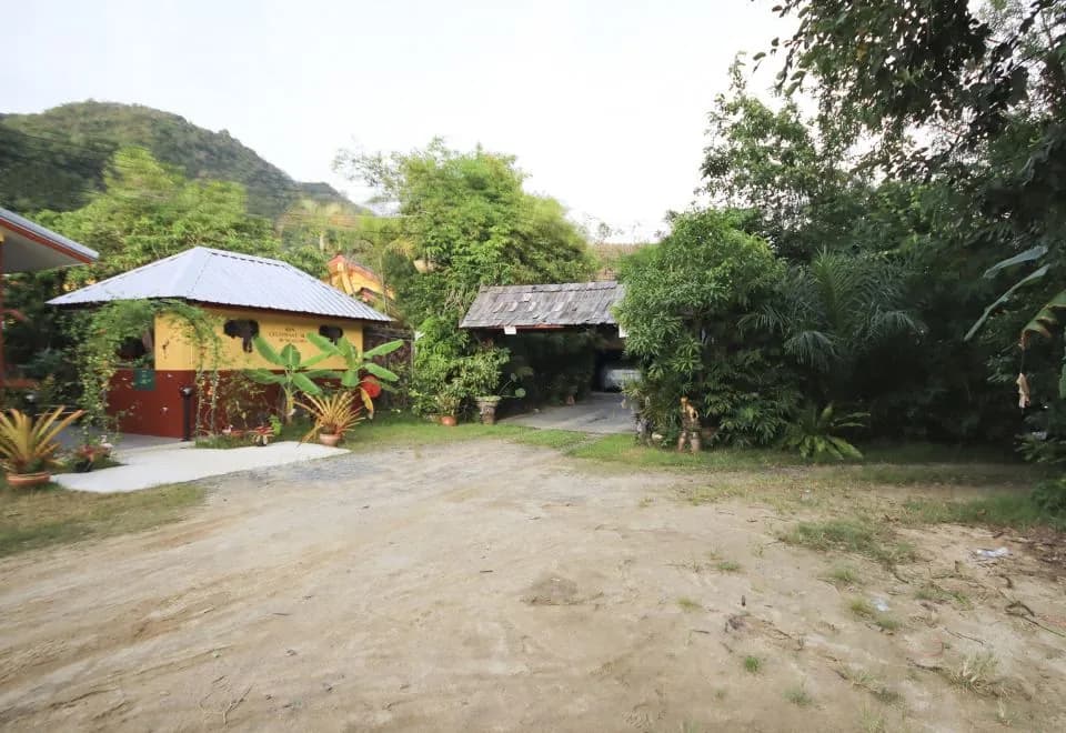 Ban Elephant Blanc Bungalow
