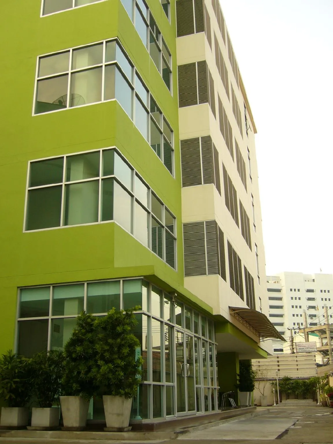 181 Ekkamai Apartment