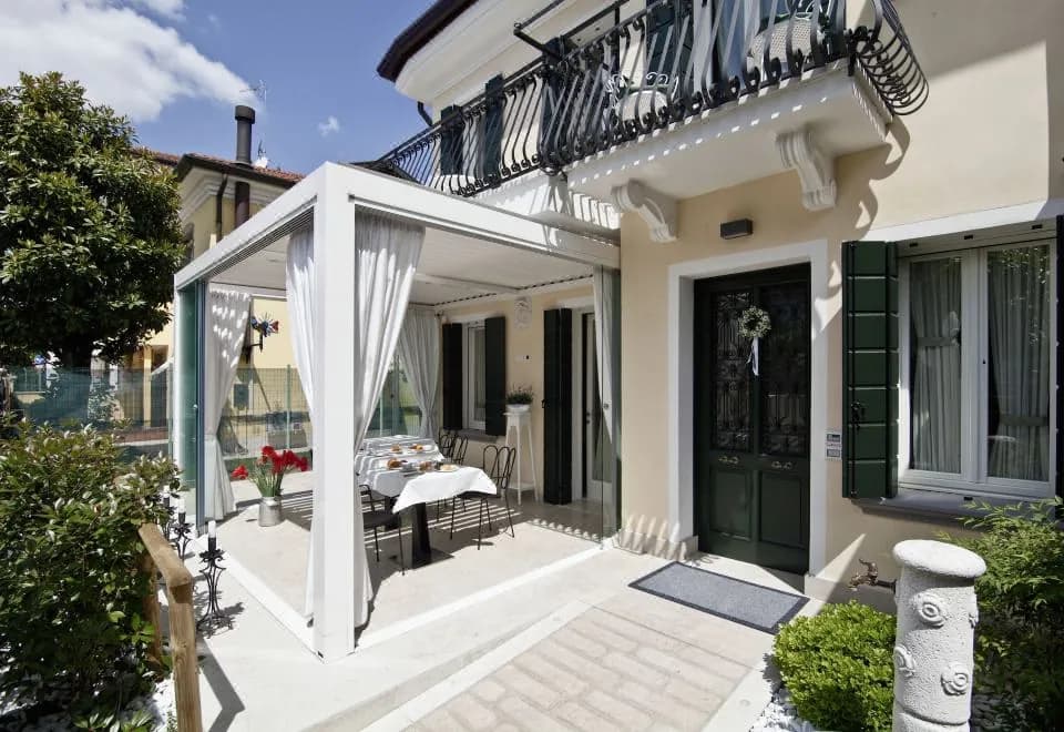 Chiara Lodge