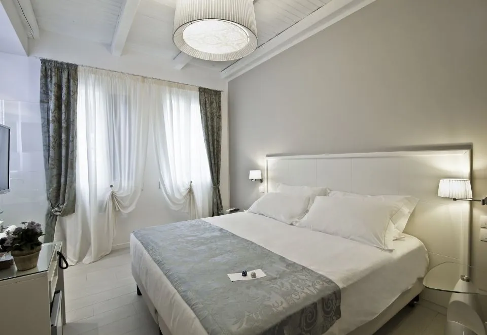Chiara Lodge