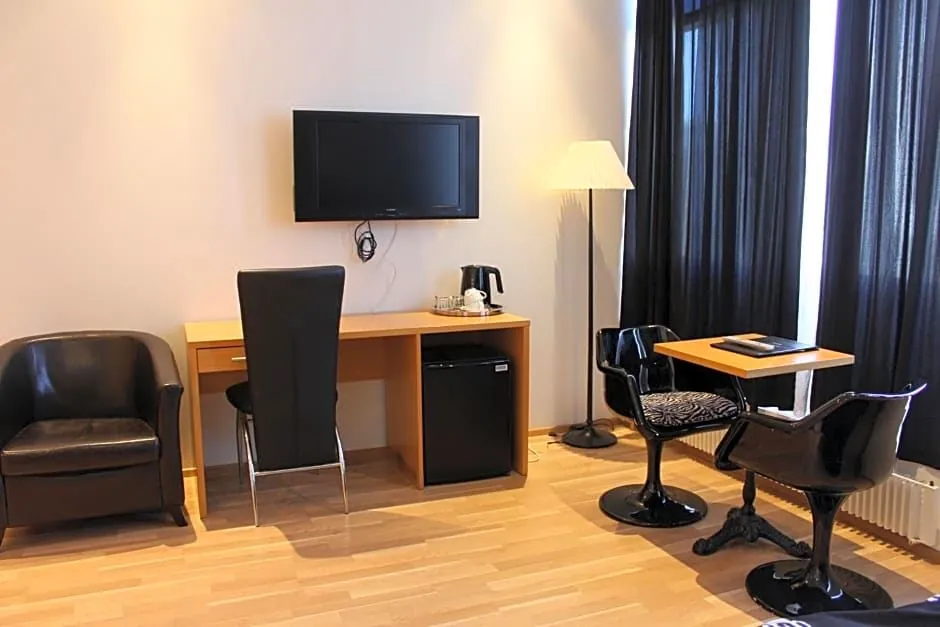 4th Floor Hotel