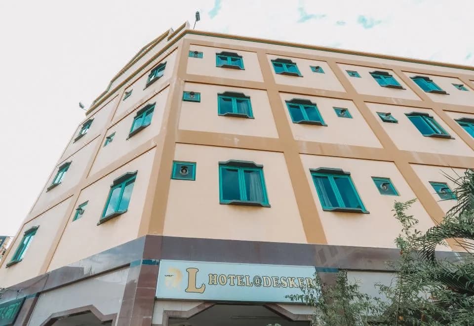 L Hotel at 51 Desker