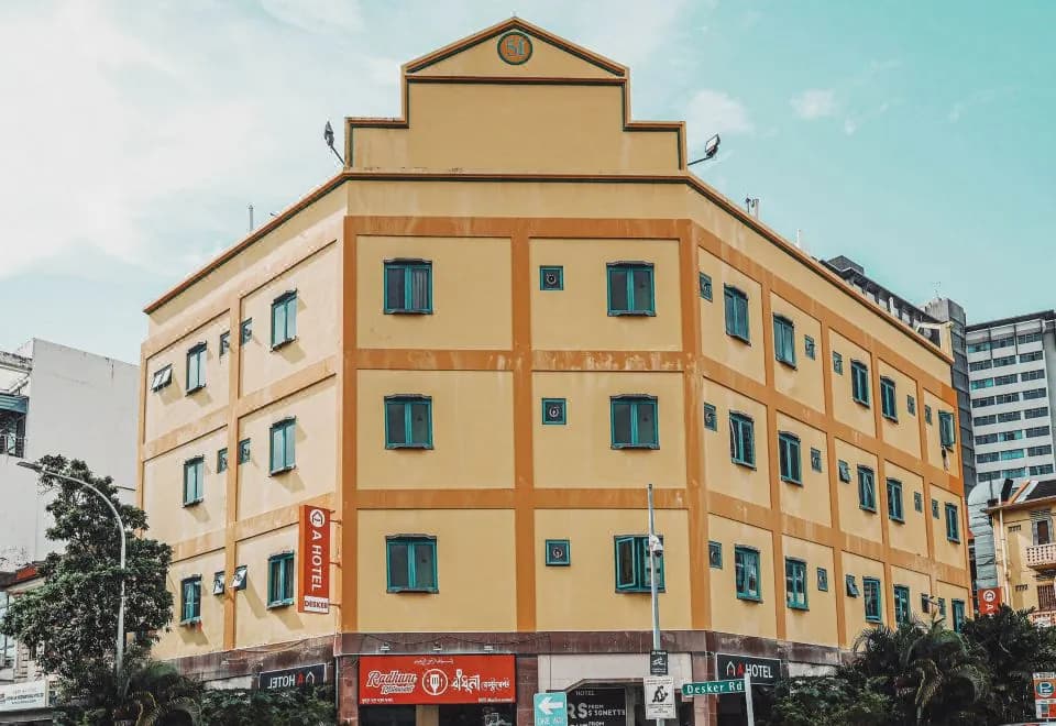 L Hotel at 51 Desker