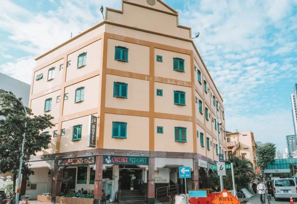 L Hotel at 51 Desker