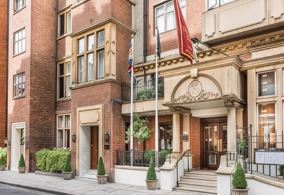 The Capital Hotel, Apartments & Townhouse