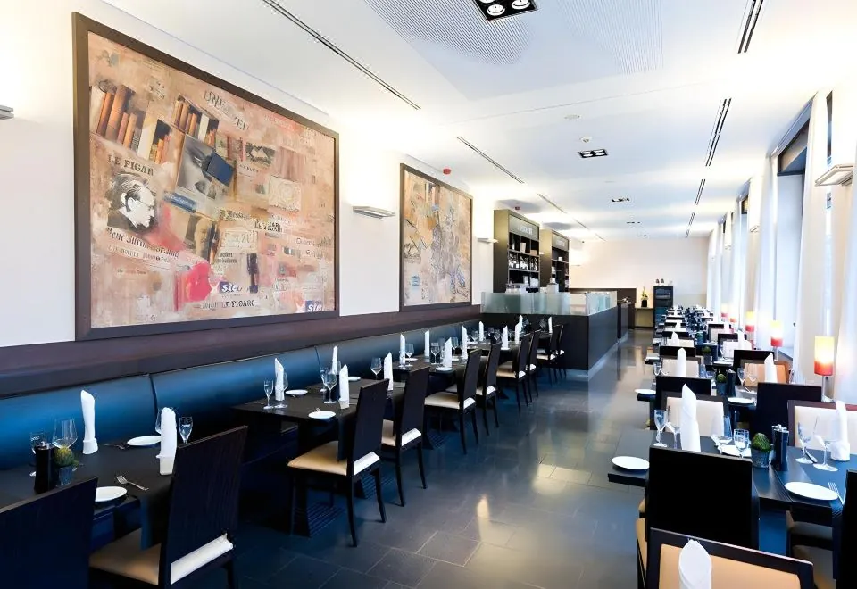 Numa Berlin Checkpoint Charlie